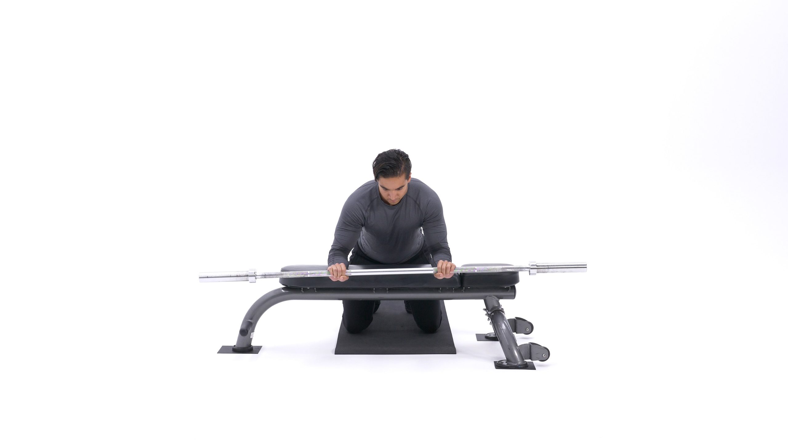 تصویر انتهای حرکت خم کردن مچ دست روی نیمکت، نشان‌دهنده‌ی انقباض ساعد.