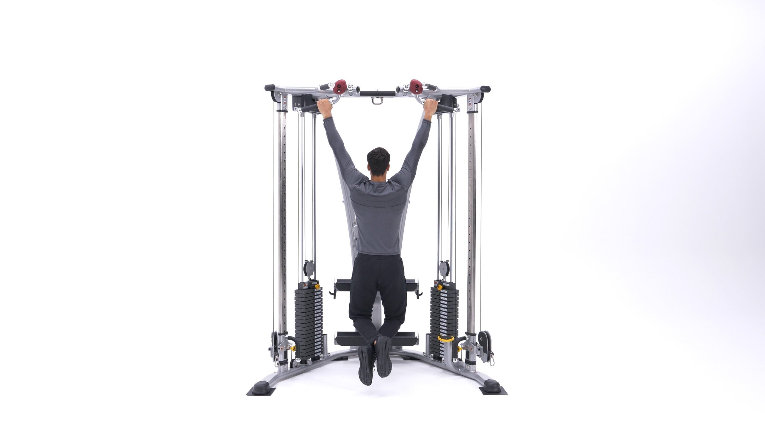 فرد در حالت آویزان از میله بارفیکس قرار دارد و بدنش کاملاً کشیده است، آماده برای شروع حرکت بارفیکس.