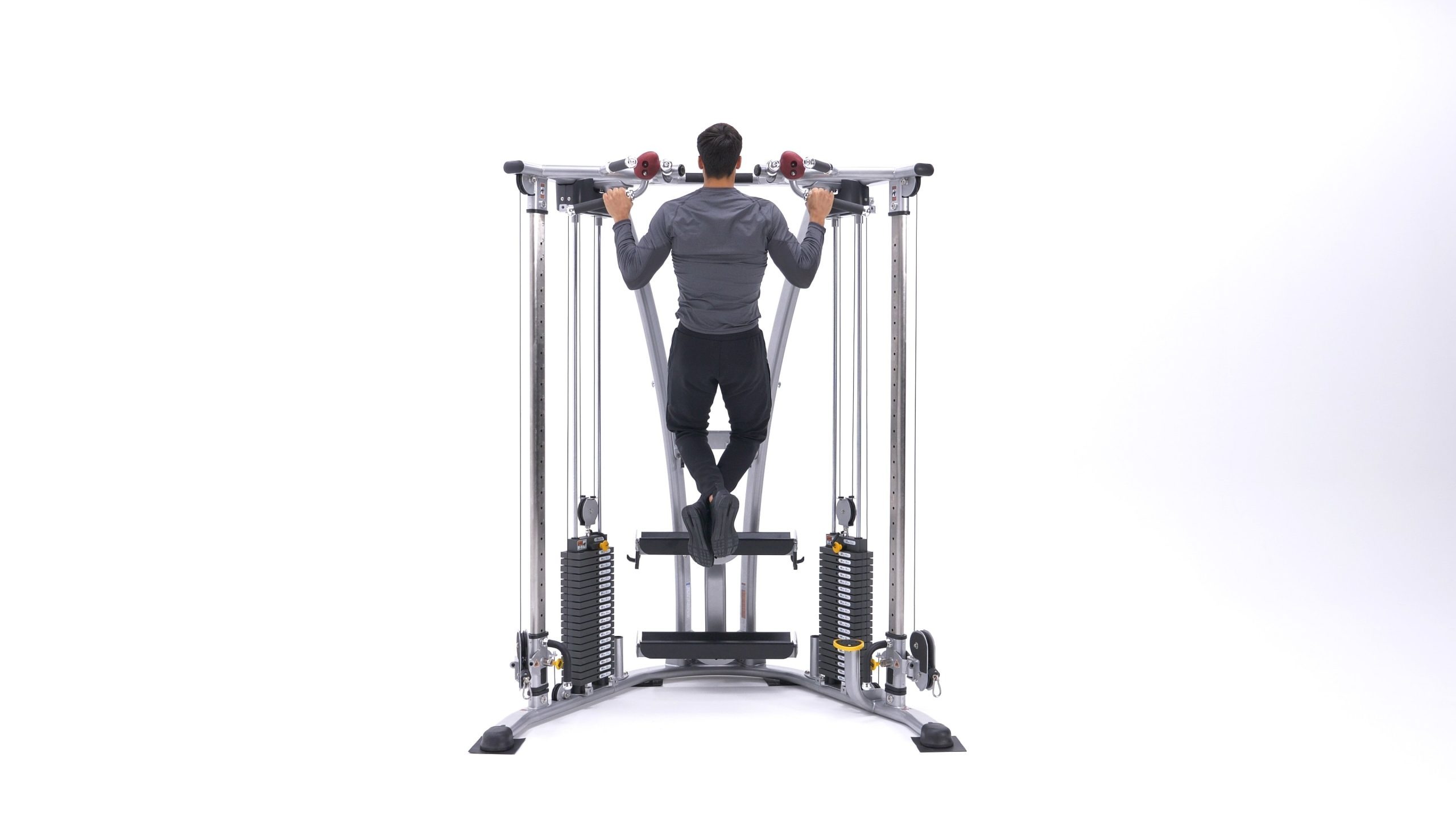 فرد در انتهای حرکت بارفیکس معمولی، چانه‌اش بالاتر از میله بارفیکس قرار دارد و عضلات بالاتنه‌اش به وضوح منقبض شده‌اند.