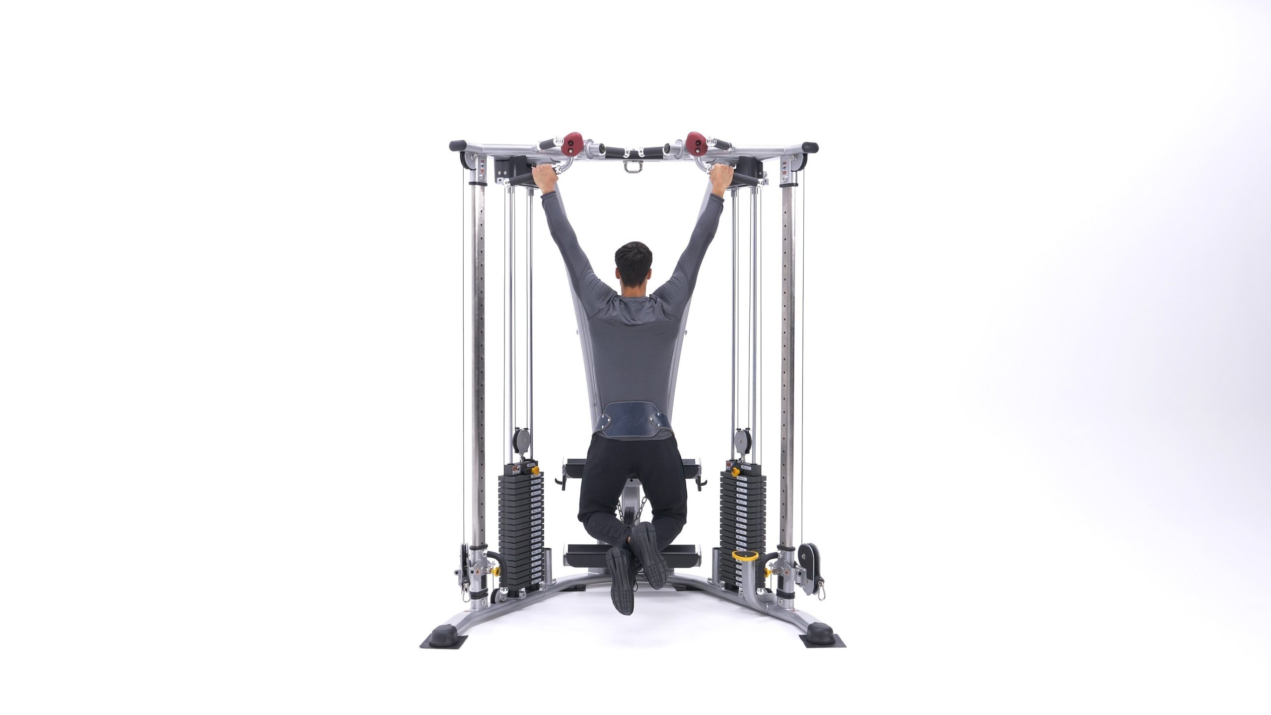 فرد در حالت آویزان از میله بارفیکس قرار دارد و وزنه‌ای به کمرش متصل است، آماده برای شروع حرکت.