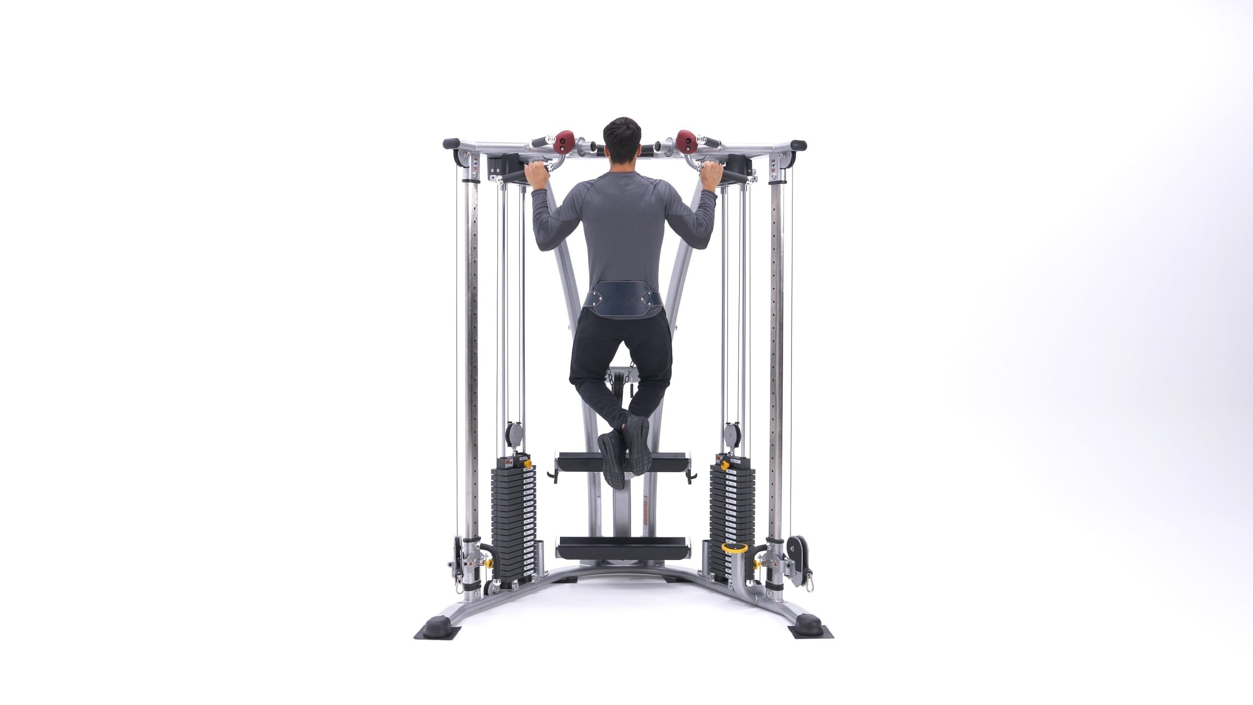 فرد در انتهای حرکت بارفیکس با وزنه، چانه‌اش بالاتر از میله بارفیکس قرار دارد و عضلات بالاتنه‌اش به وضوح منقبض شده‌اند.