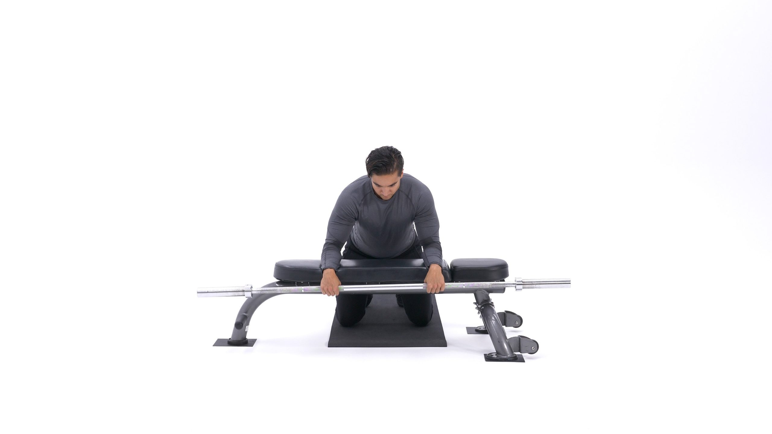 تصویر ابتدای حرکت خم کردن مچ دست روی نیمکت، نشان‌دهنده‌ی کشش ساعد.