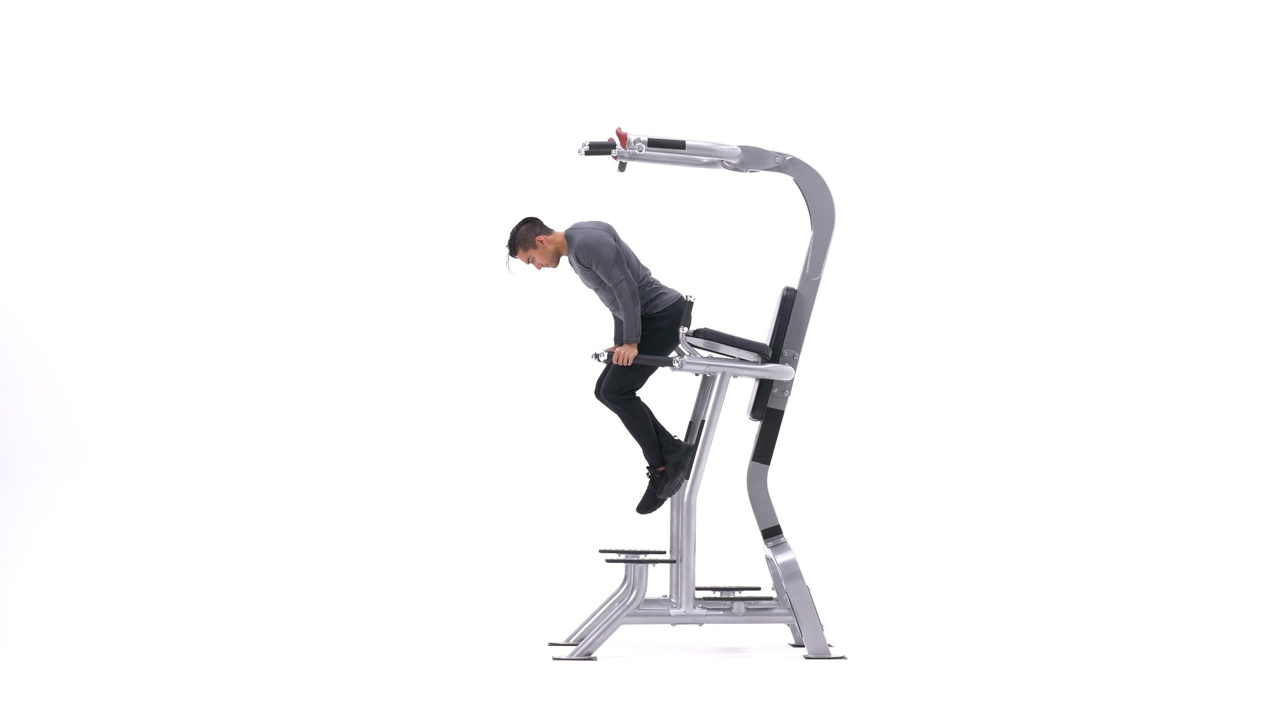 تصویر ابتدای حرکت دیپ سینه، نشان‌دهنده‌ی وضعیت شروع و آماده‌سازی عضلات برای تمرین.