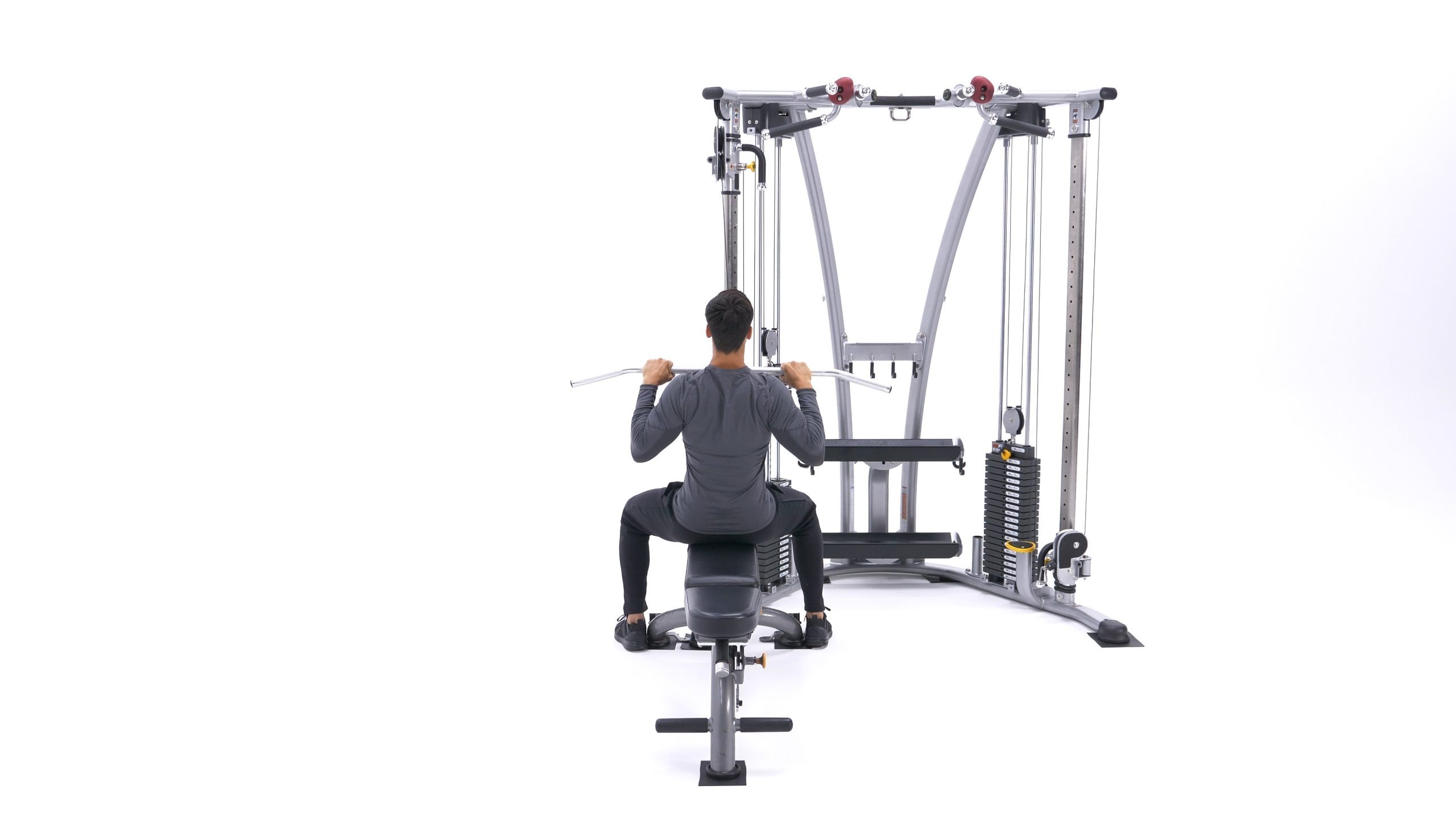 فرد در حال کشیدن سیم به سمت پایین، عضلات زیربغل خود را به شدت منقبض کرده و در حال تکمیل حرکت است.