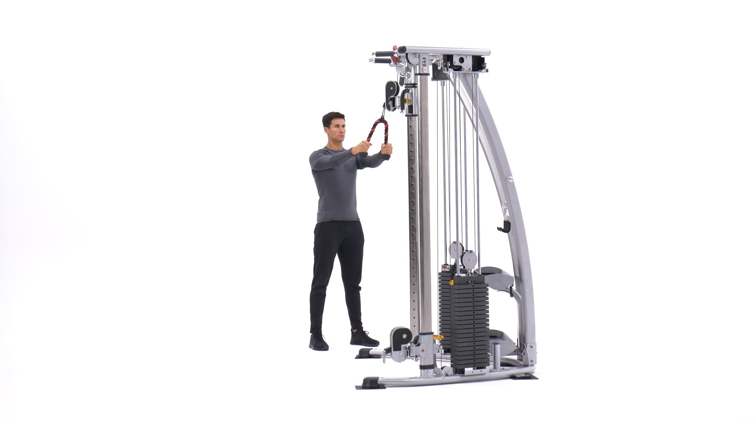 فرد در حال آماده شدن برای حرکت زیربغل طناب دست صاف، با دستانی کشیده و طناب در حالت بالا قرار دارد.