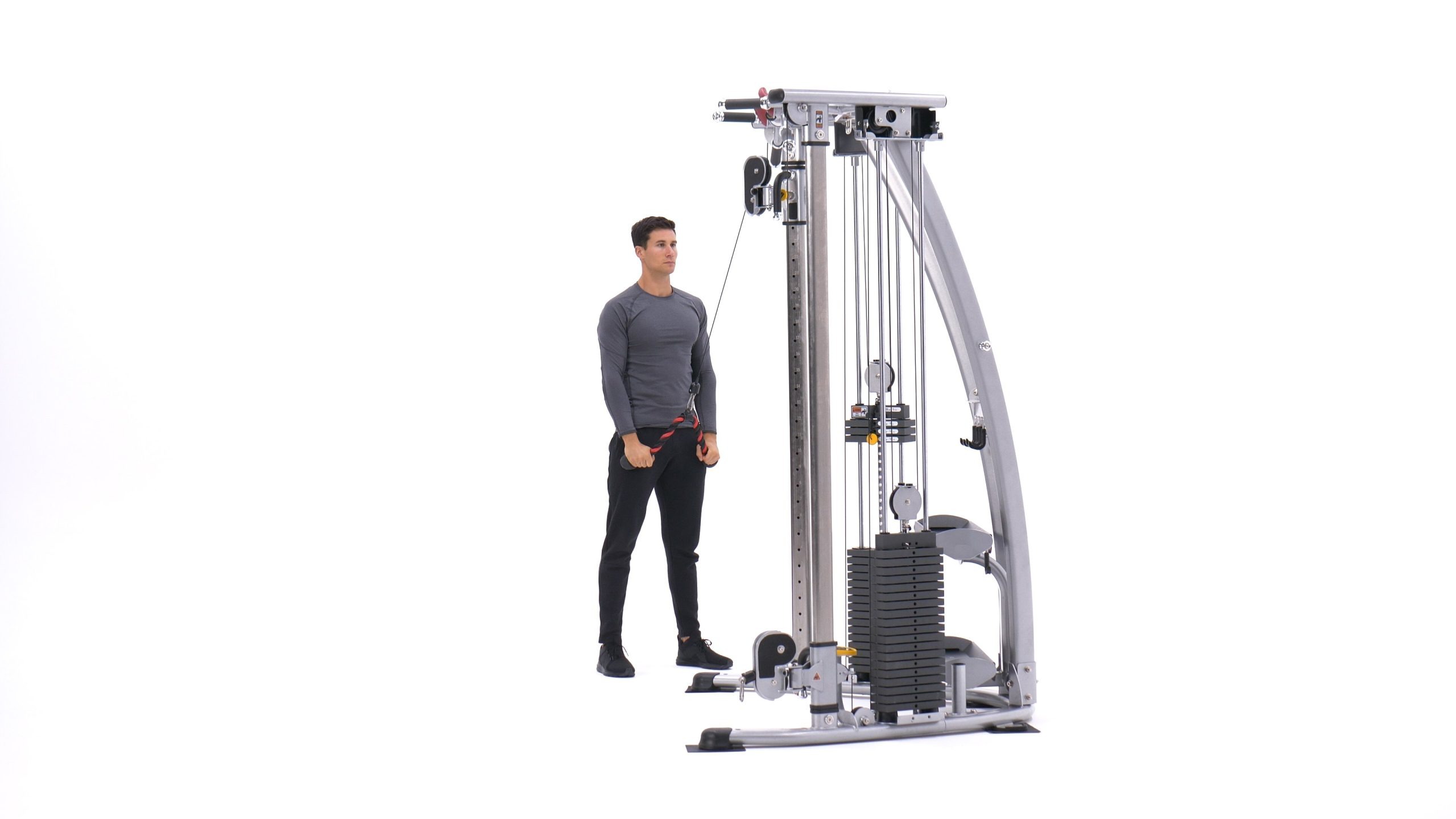 فرد در حال اجرای حرکت زیربغل طناب دست صاف، با دستانی که به سمت پایین کشیده و عضلاتش در حالت انقباض قرار دارد.