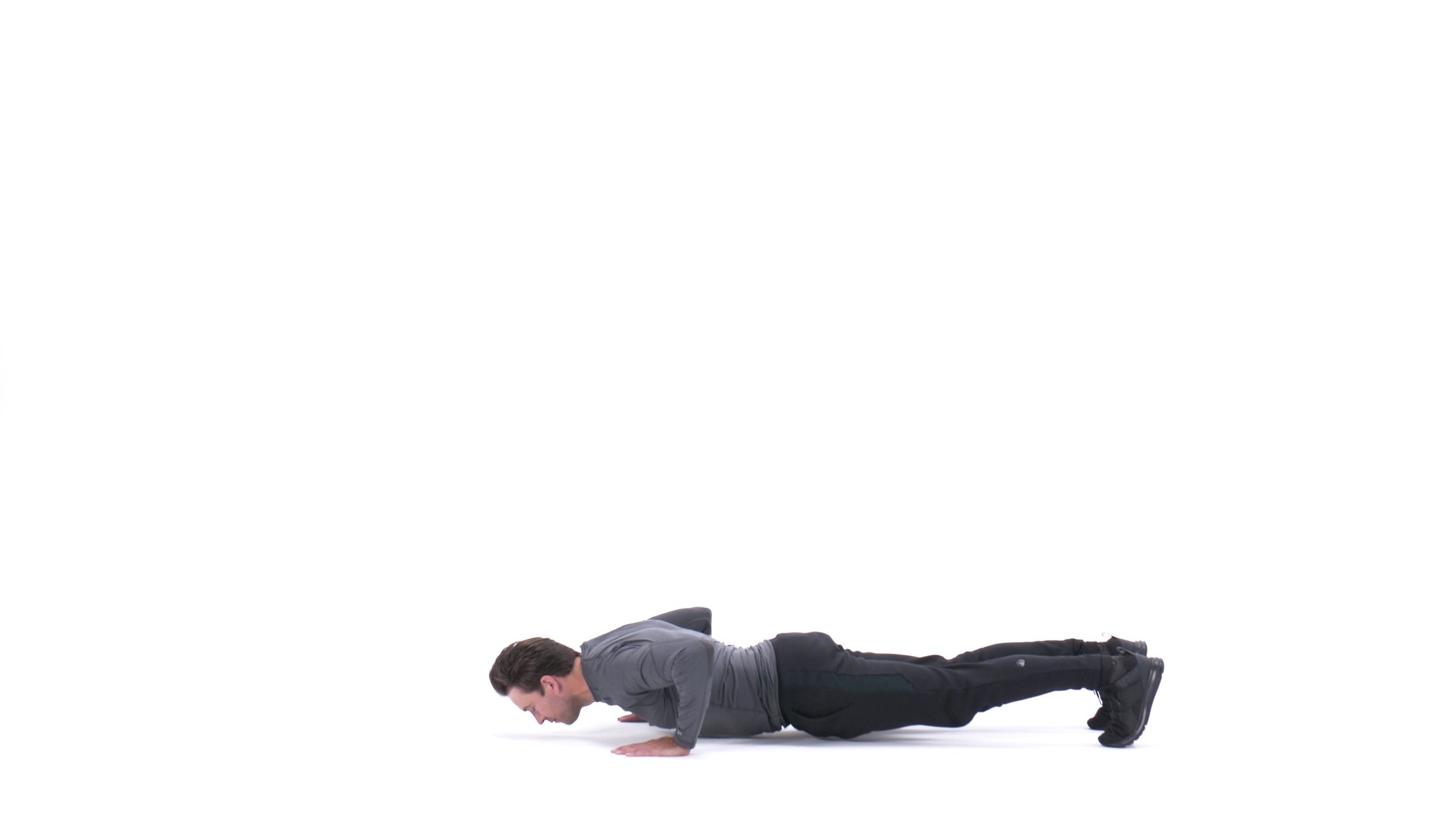 شروع حرکت شنا روی زمین با تمرکز بر عضلات سینه و بازو