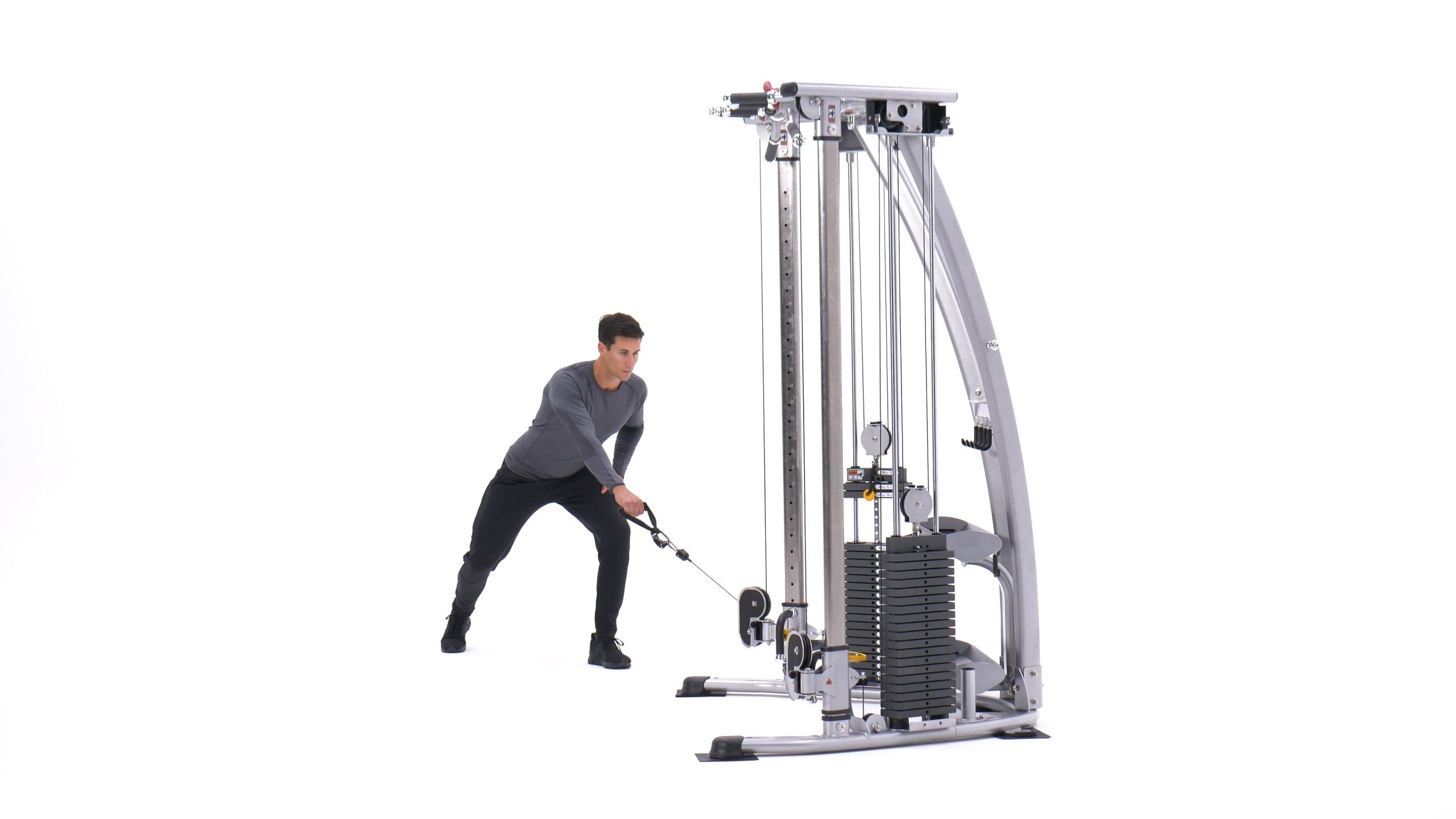 فرد در حال اجرای حرکت قایقی شاتگان، با دستان کشیده و عضلات زیربغل در حالت کشش قرار دارد.