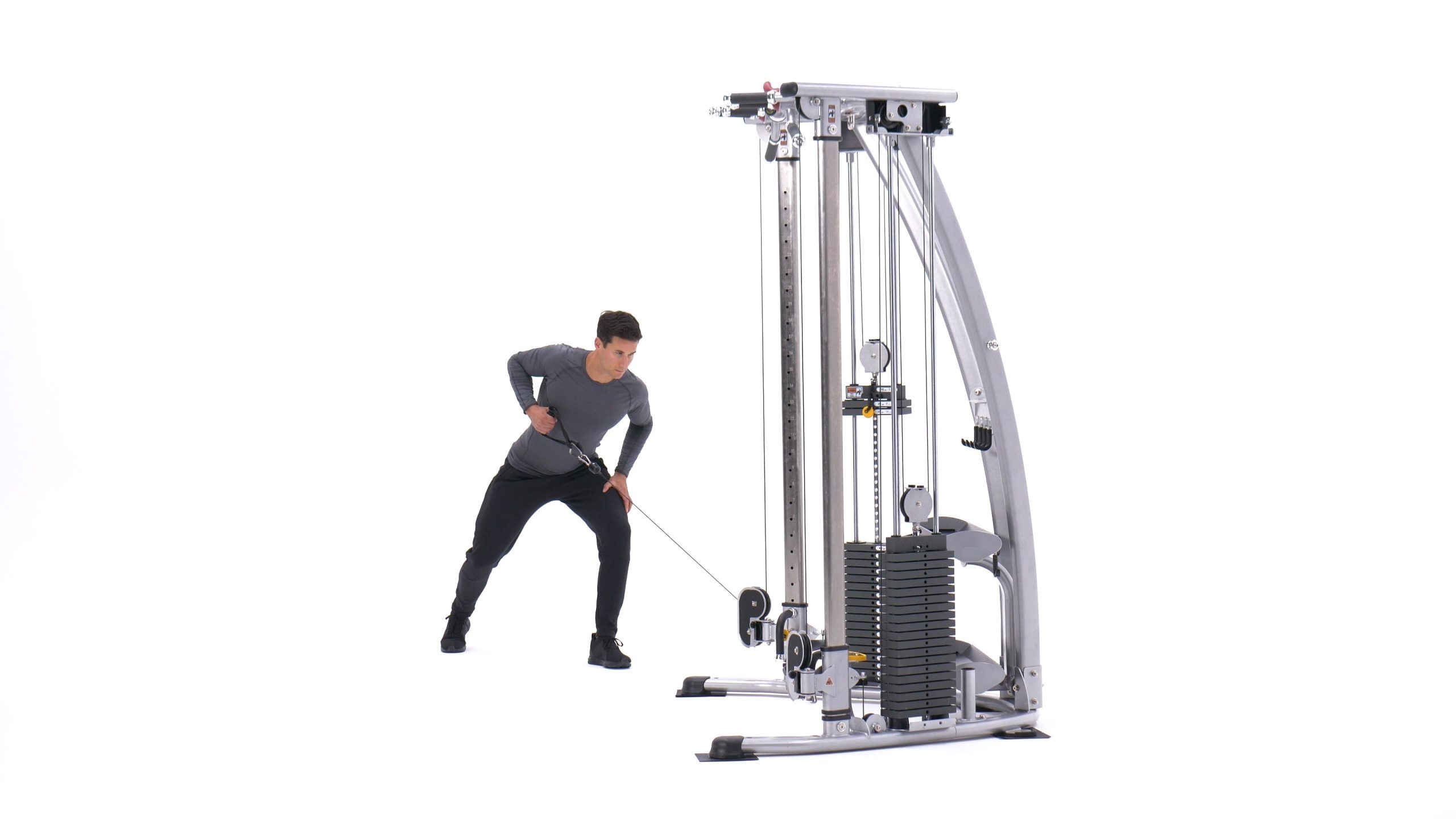 فرد در حال اجرای حرکت قایقی شاتگان، با دستانی که به سمت بدن کشیده شده و عضلات زیربغل در حالت انقباض قرار دارند.