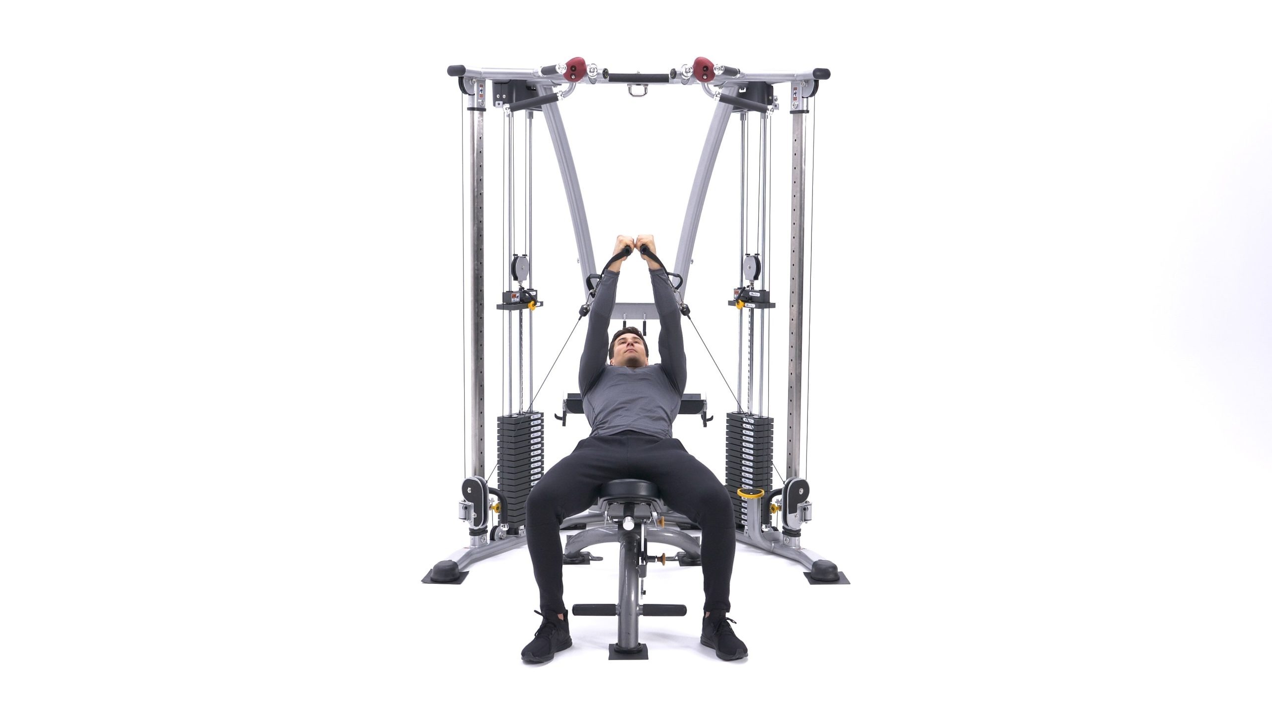 تصویر انتهای حرکت قفسه بالاسینه با سیم کش، نشان‌دهنده‌ی انقباض کامل عضلات سینه.