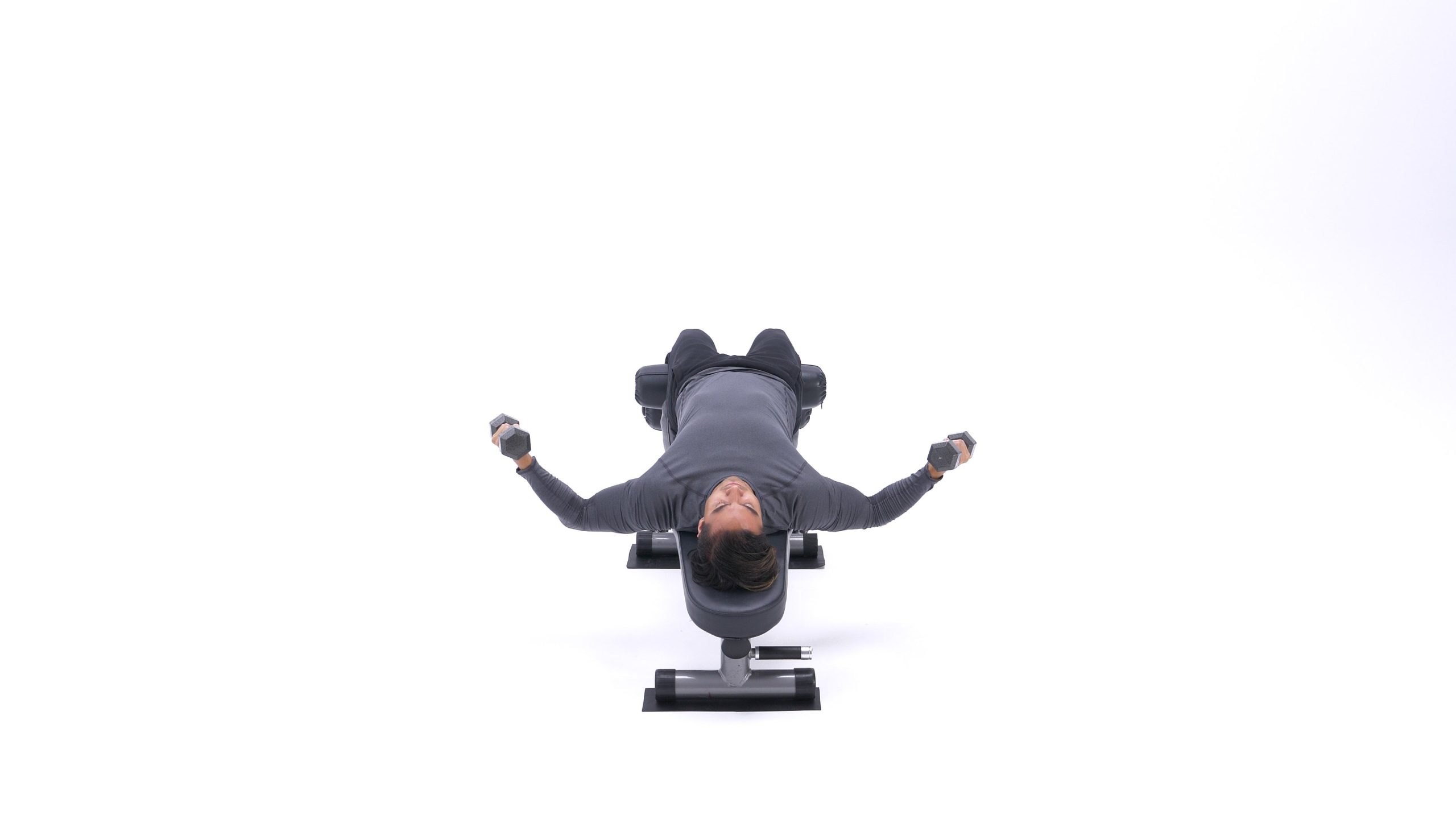 تصویر ابتدای حرکت قفسه زیرسینه با دمبل، نشان‌دهنده‌ی وضعیت شروع و قرارگیری صحیح بدن.