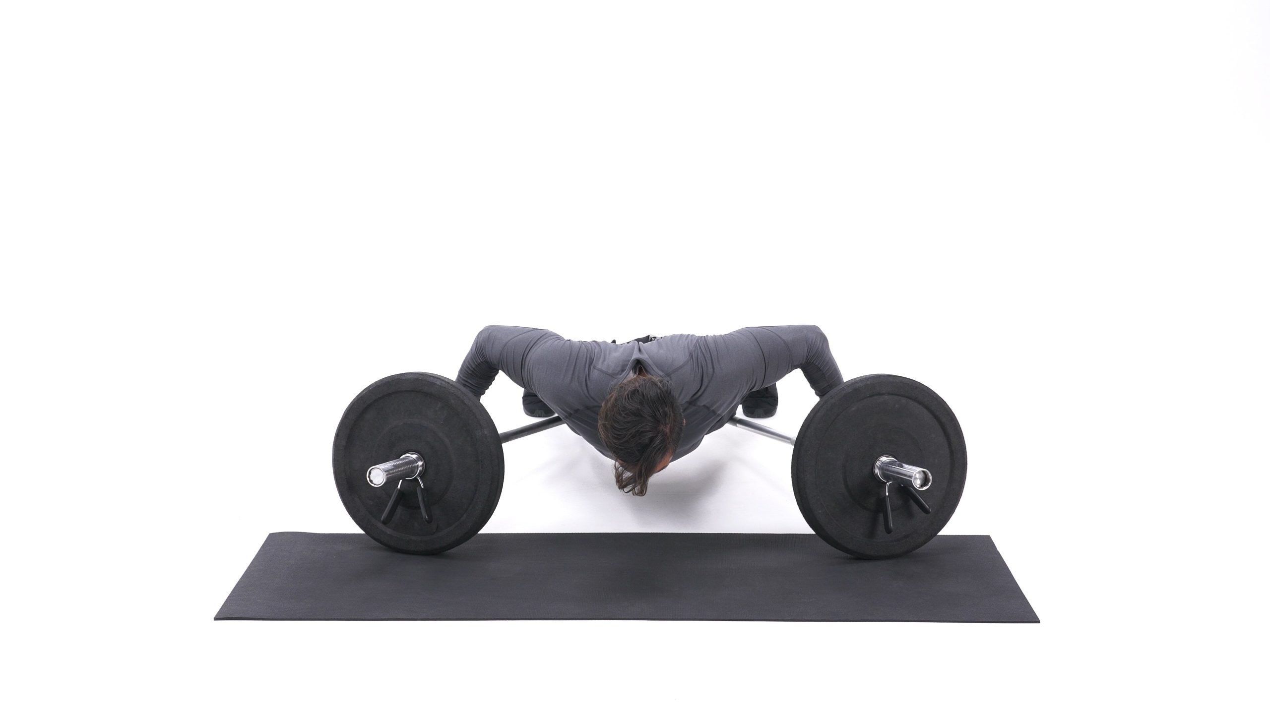 تصویر انتهای حرکت قفسه سینه با وزن بدن، نشان‌دهنده‌ی انقباض کامل عضلات سینه.