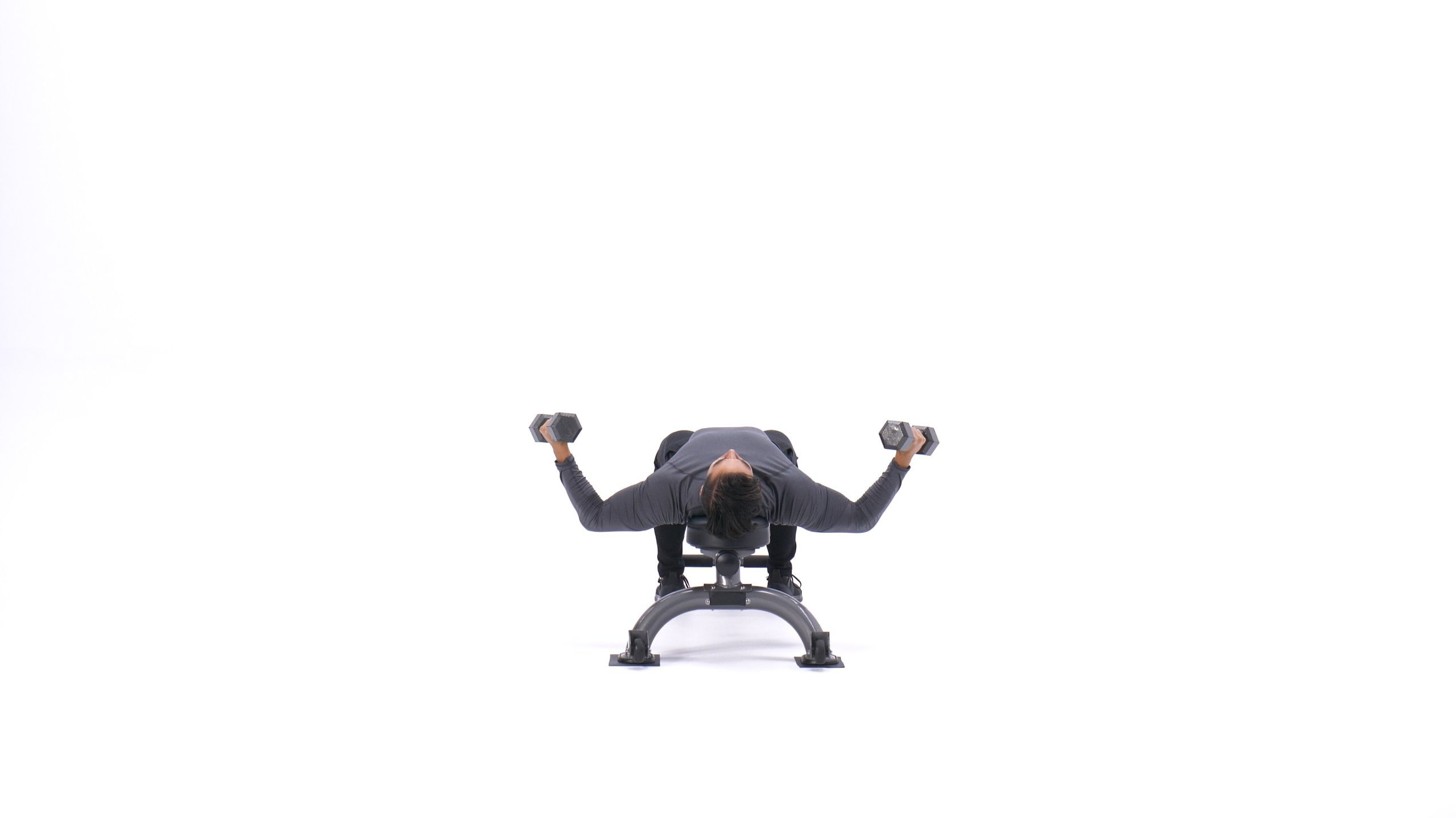 ابتدای حرکت قفسه سینه با دمبل برای تقویت عضلات سینه