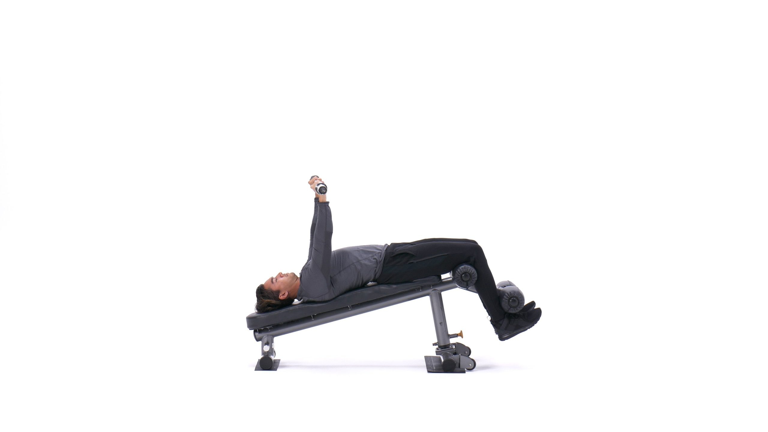 تصویر انتهای حرکت پرس سینه هالتر با دست باز، نشان‌دهنده‌ی انقباض کامل عضلات سینه.