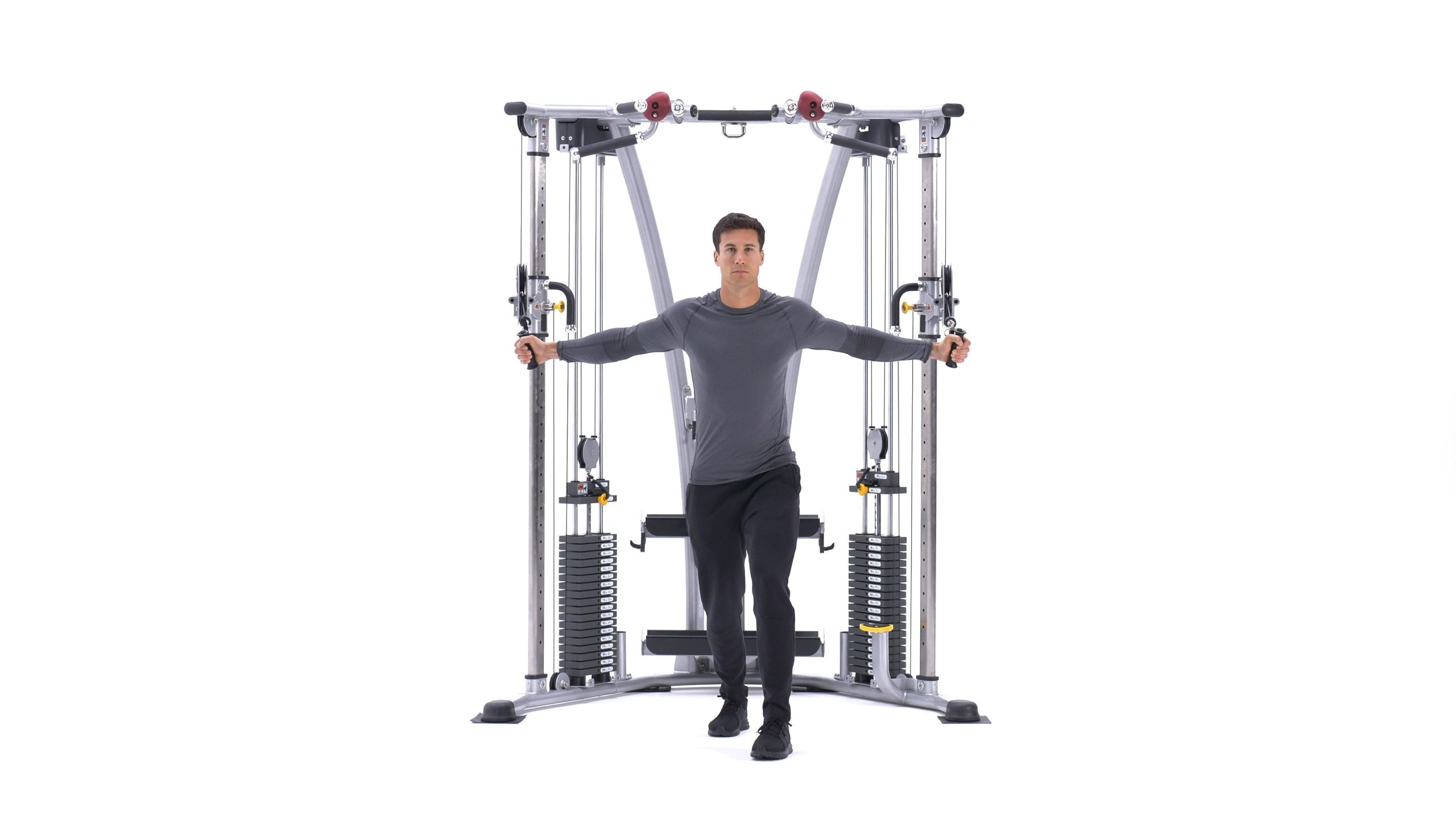 تصویر ابتدای حرکت کراس اور با سیم کش، نشان‌دهنده‌ی وضعیت کشش عضلات سینه.