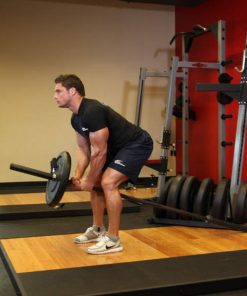 شروع حرکت زیربغل قایقی با میله بلند دو دستی، با کشش کامل عضلات زیربغل و کمر.